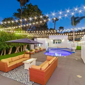 Contemporary With Pool Sleeps 10 Bed & Breakfast